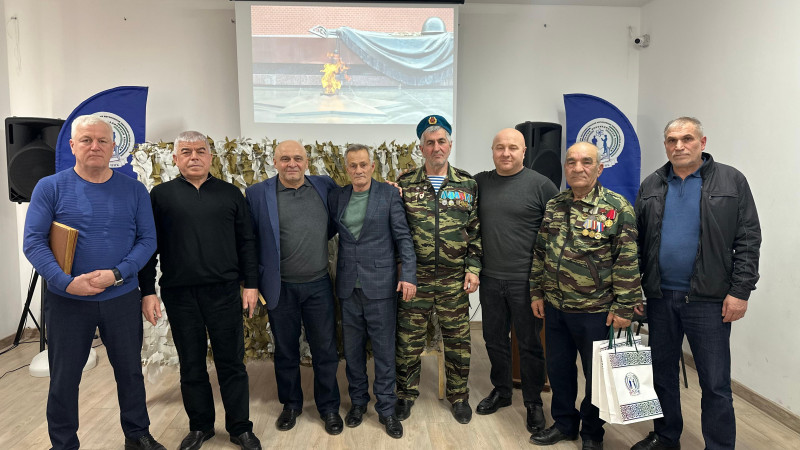 А дома ждут две дочки и жена… И молит Бога мама по ночам… Но на него надеется страна, А значит всё с...