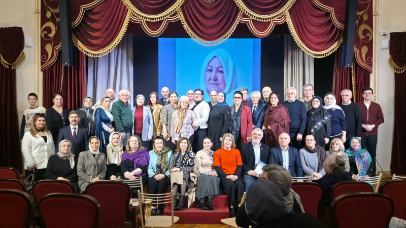 ...Но судьбу свою уже Не оскорблю я, не унижу! ...Всё ближе мой путь к вам, Дочери, всё ближе...  (Ш...