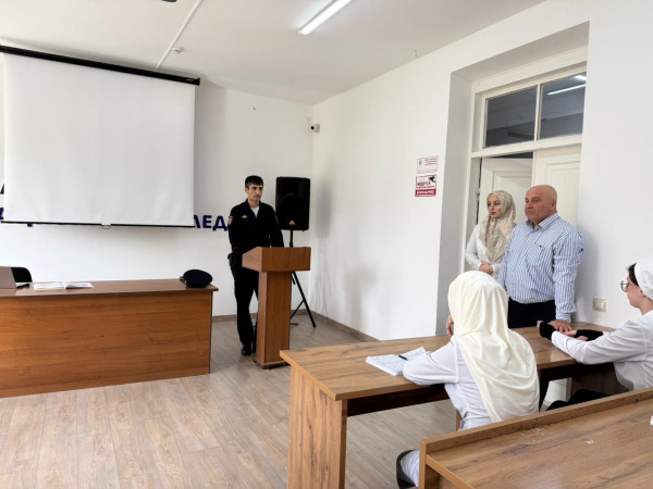 Профилактическая беседа инспектора по делам несовершеннолетних со студентами колледжа