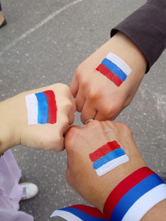 С Днем России поздравляю, Счастья, мира вам желаю, Пусть в семье царят тепло, Понимание и добро!