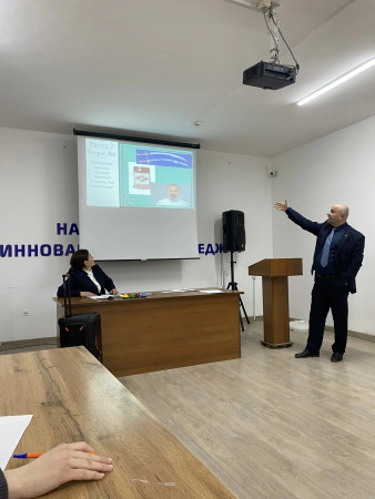 У людей нет силы более мощной и победоносной, чем наука.  М. Горький