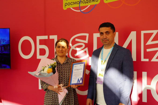 Зария Бойсангуровна была награждена благодарностью от Министерства по делам молодежи РД Камиля Саидо...