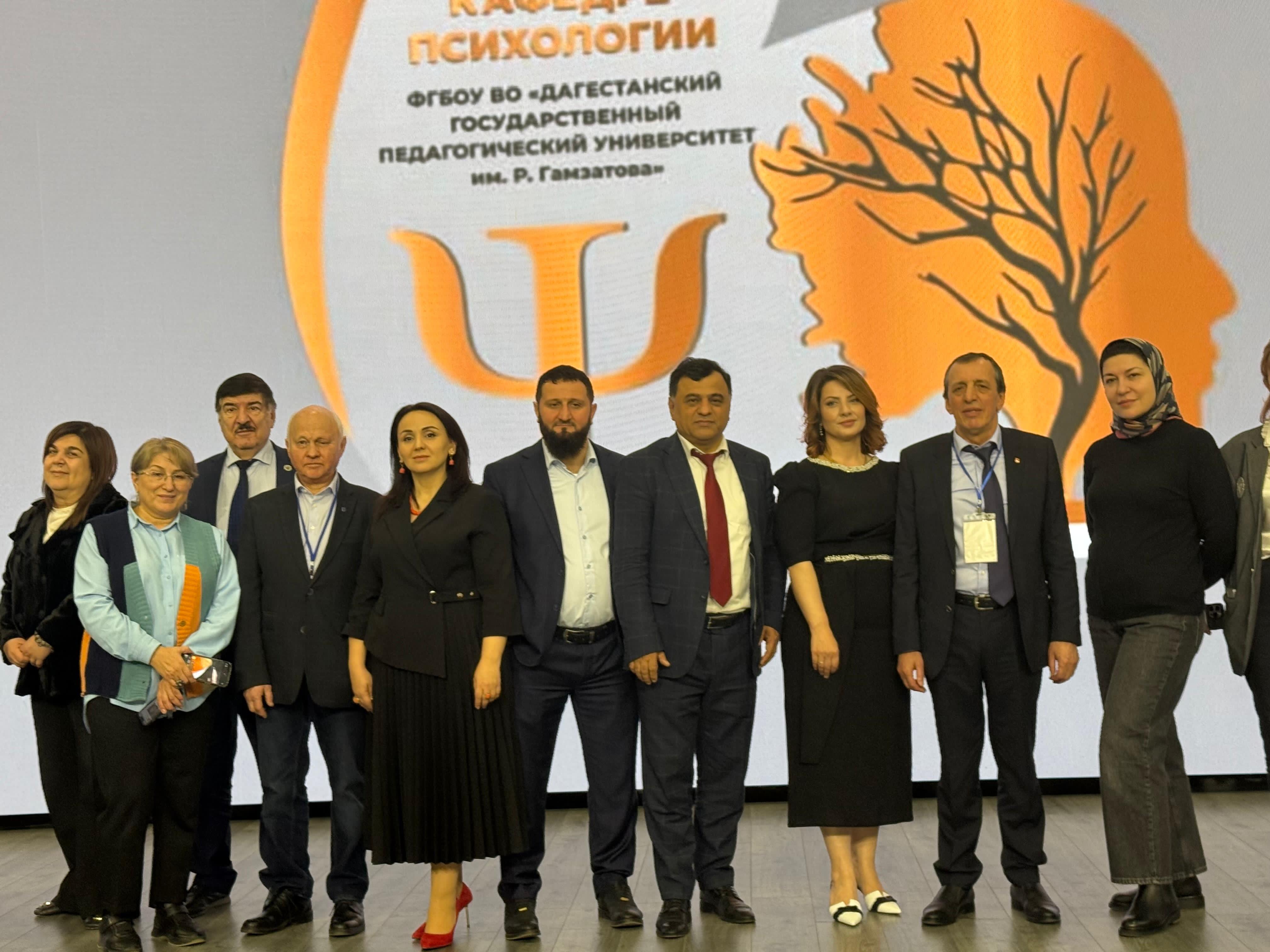 Пусть отступают все сомненья прочь,  Уходят пусть тревога и забота.  Кусочек сердца людям отдавать,  Такая у психолога работа!  (В.Я. Миронова)